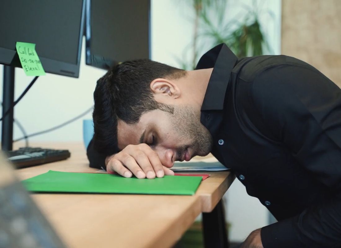 momak leži na radnom stolu