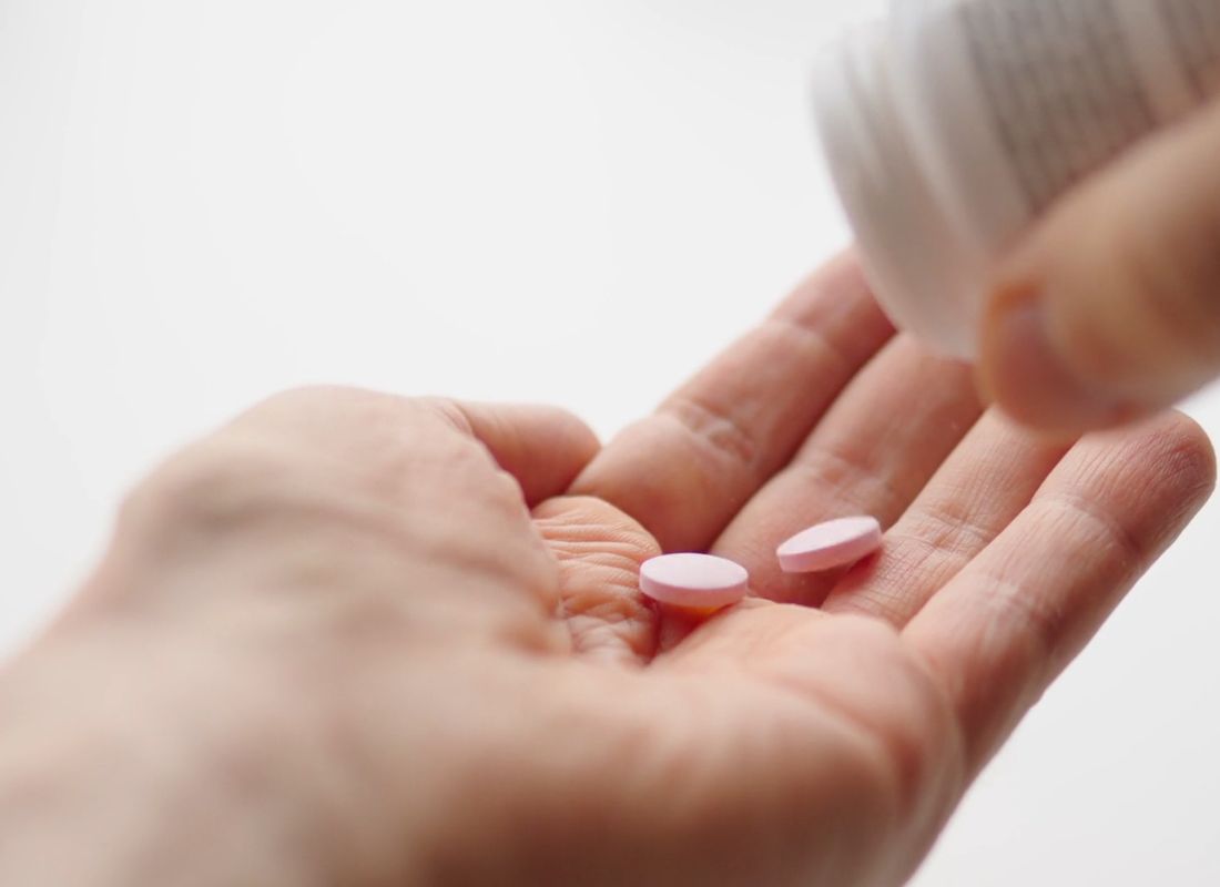 osoba uzima vitamin b iz kutije