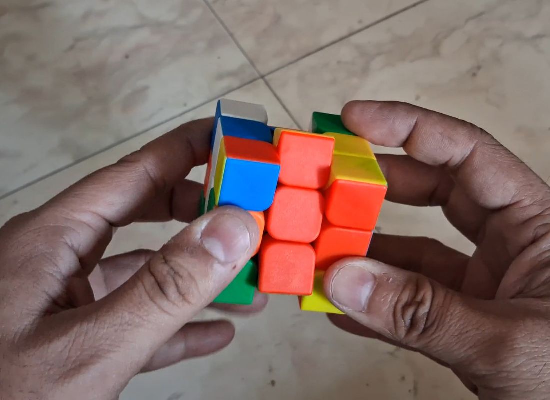 osoba koristi rubikovu kocku
