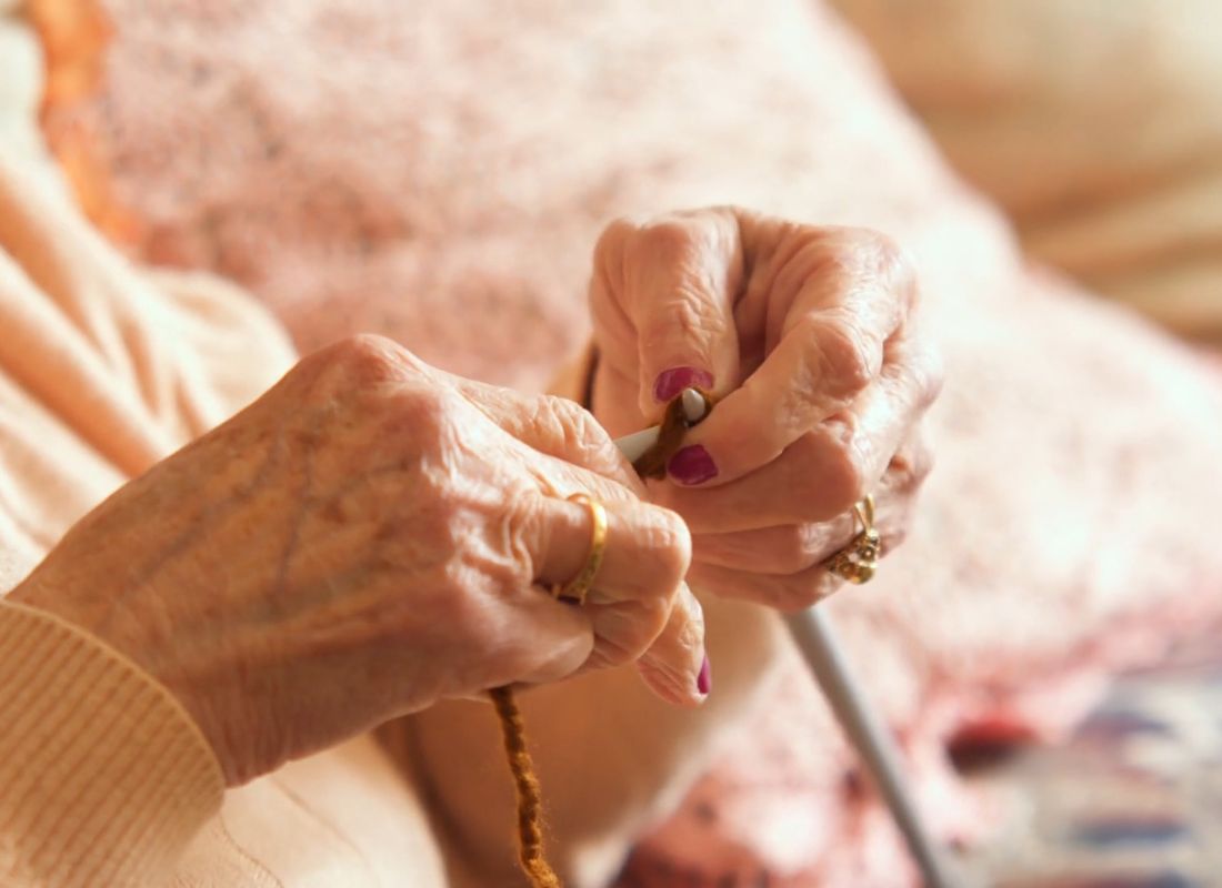 prikaz starije žene kojoj drhte ruke