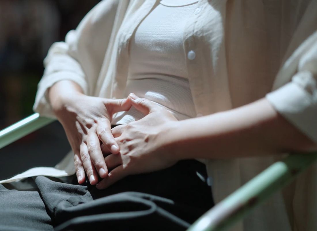 devojka se drži za stomak