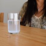 čaša na stolu sa šumećom tabletom magnezijuma