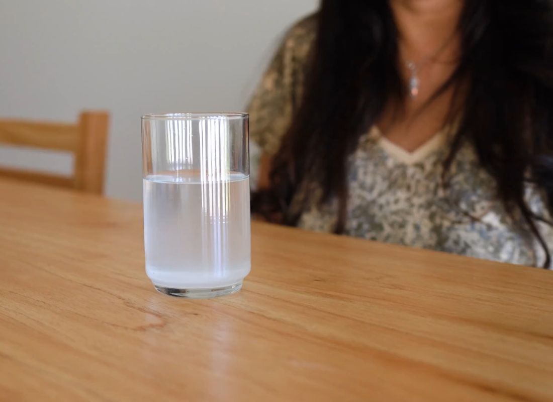 čaša na stolu sa šumećom tabletom magnezijuma