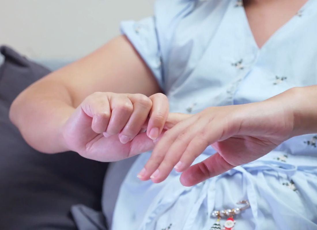 devojka dira svoje prste na rukama